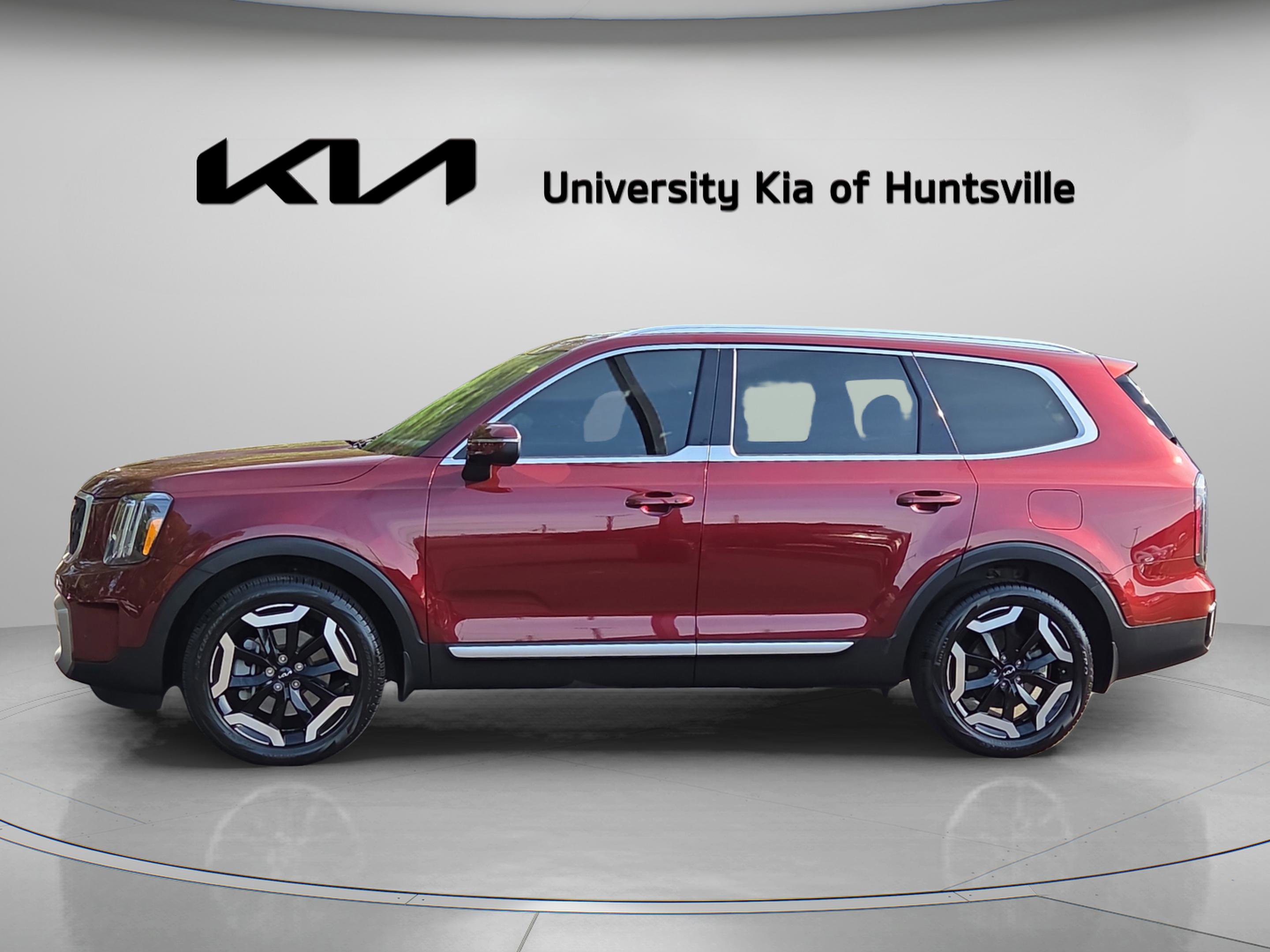 Used 2023 Kia Telluride EX w/ EX Captain's Chair Package image 4