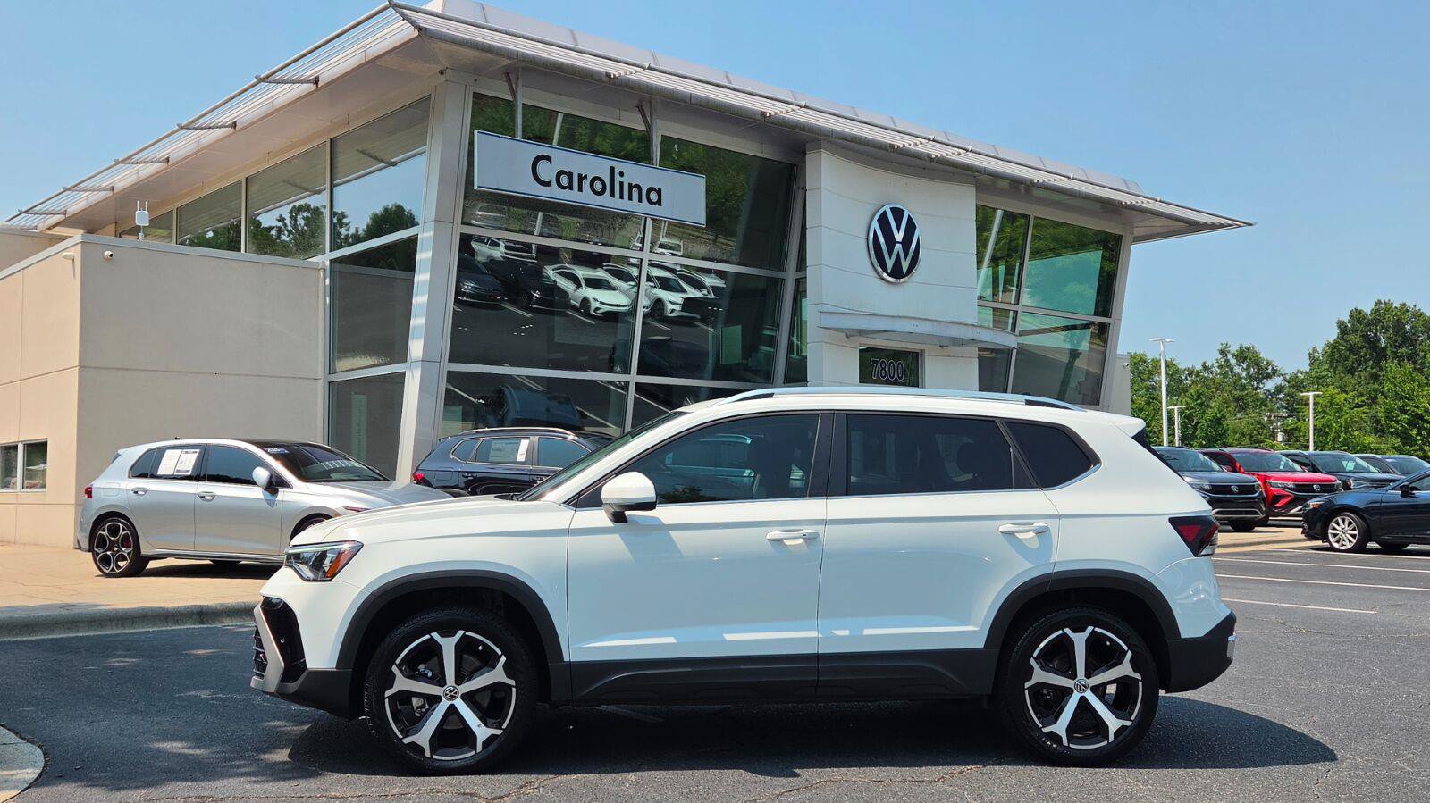 Used 2025 Volkswagen Taos SEL AWD/4WD image 2