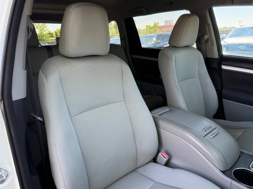 Used 2016 Toyota Highlander LE AWD/4WD image 19