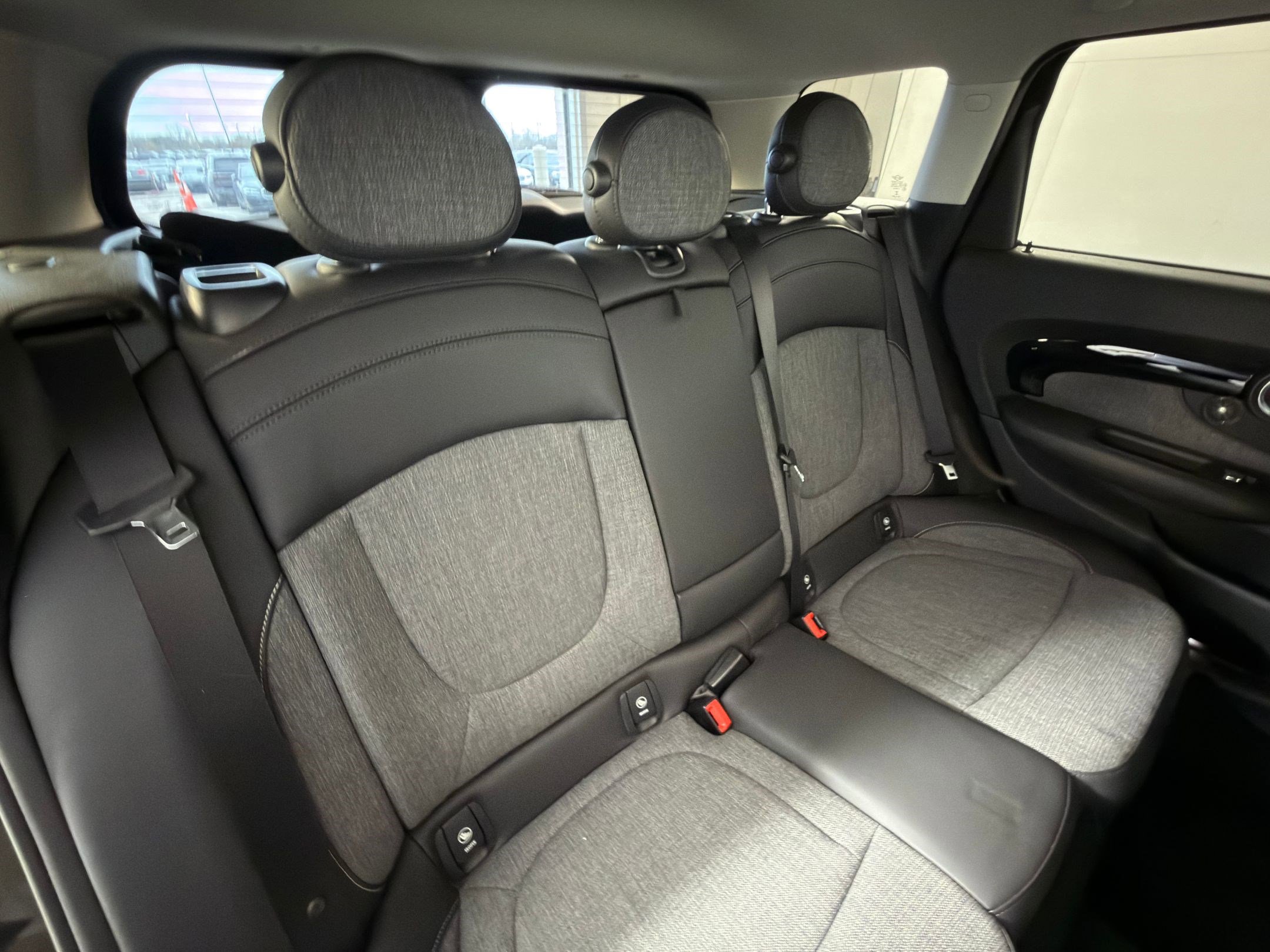 Used 2022 MINI Cooper Clubman S w/ Premium Package image 32