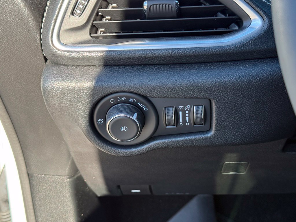 Used 2024 Chrysler Pacifica Limited w/ Uconnect Theater Family Group FWD image 18