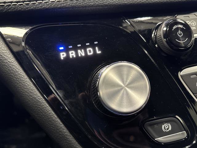 Used 2024 Chrysler Pacifica Select image 21