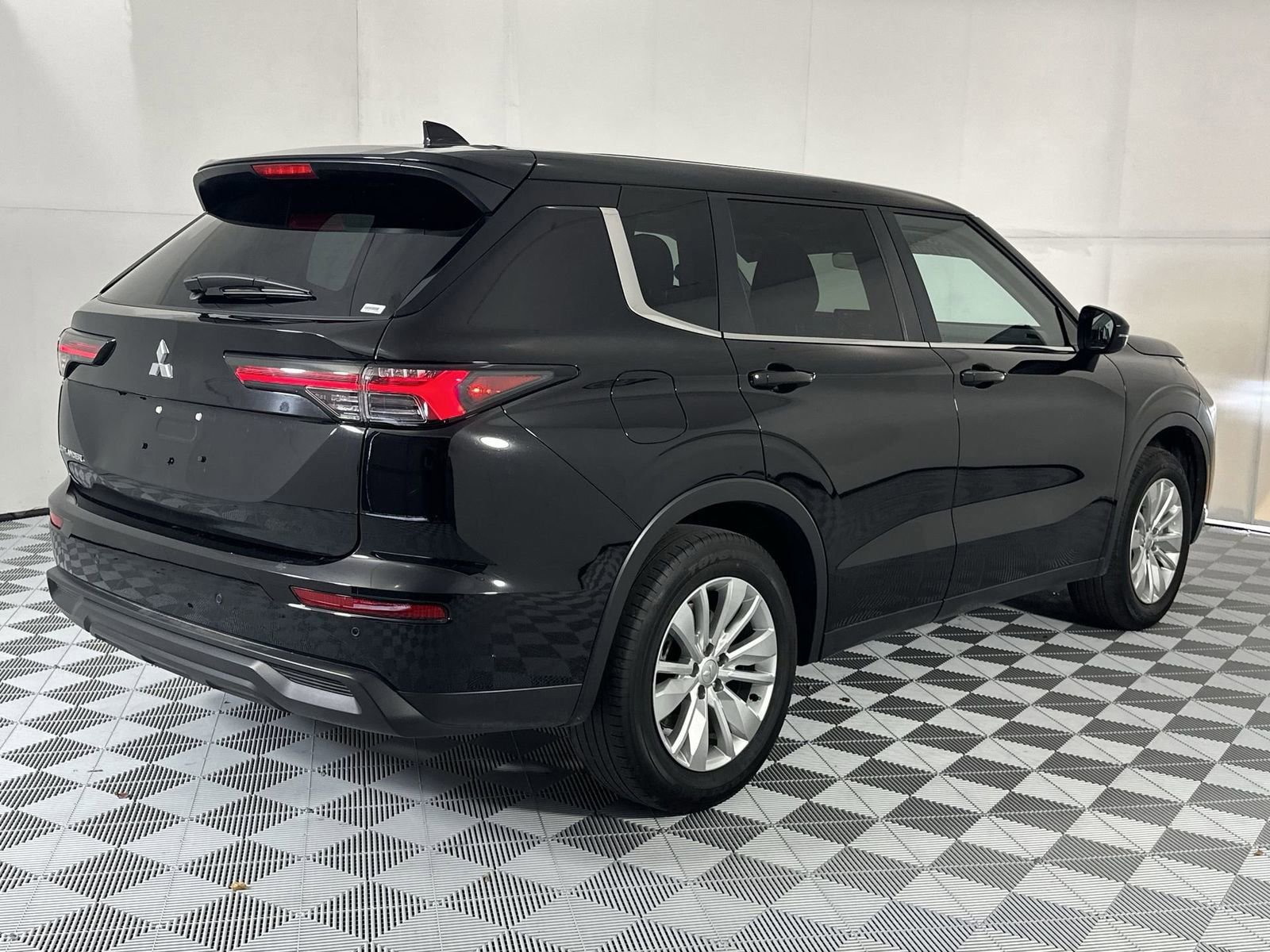 Used 2025 Mitsubishi Outlander ES image 8