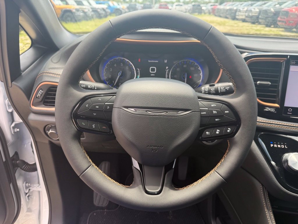New 2027 Chrysler Pacifica Pinnacle w/ Theater Group FWD image 24