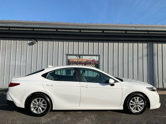 Used 2025 Toyota Camry LE image 7