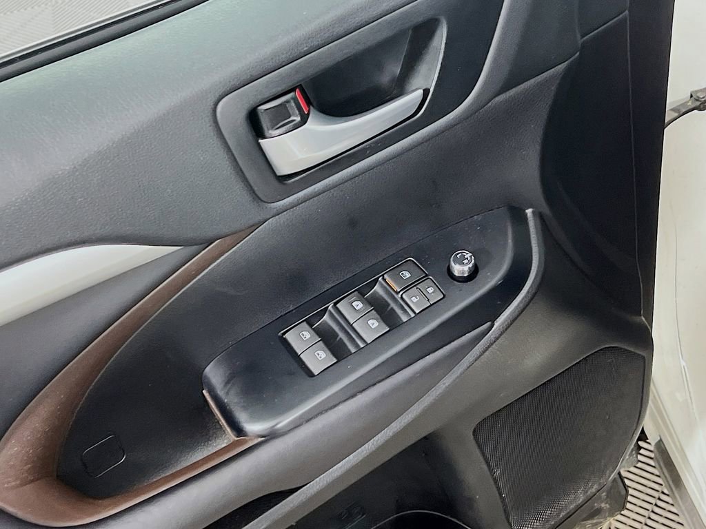 Used 2019 Toyota Highlander XLE AWD/4WD image 17