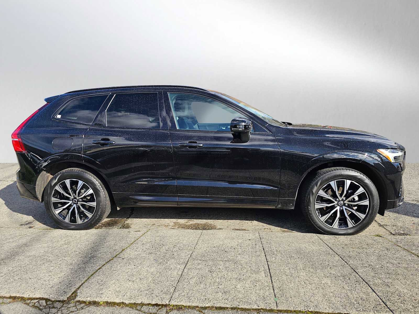 Used 2025 Volvo XC60 B5 Core w/ Protection Package Premier image 2