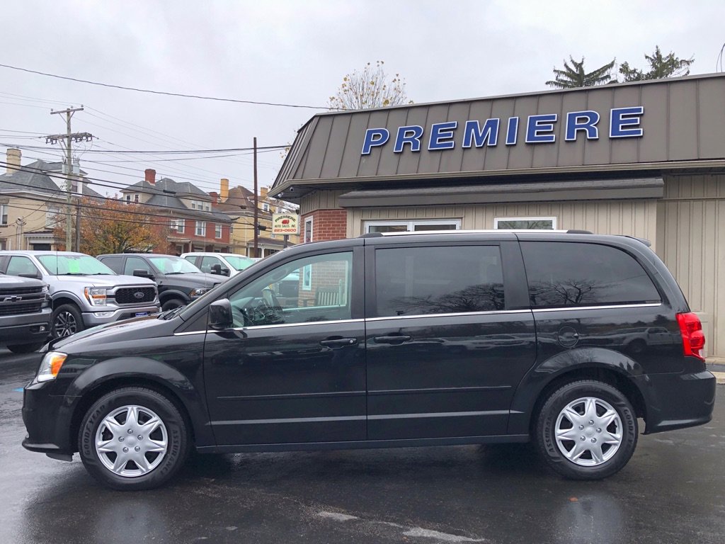 Used 2017 Dodge Grand Caravan SXT image 2