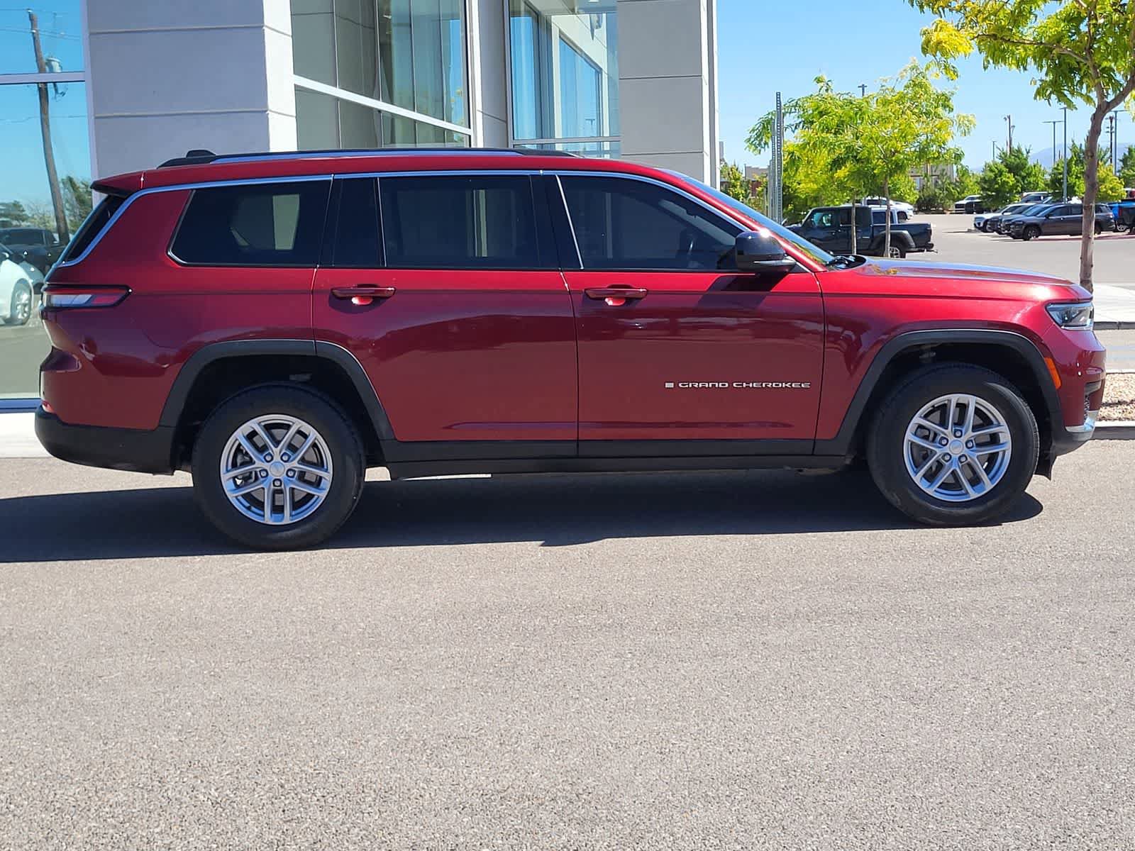 Used 2022 Jeep Grand Cherokee L Laredo w/ Luxury Tech Group I AWD/4WD image 4