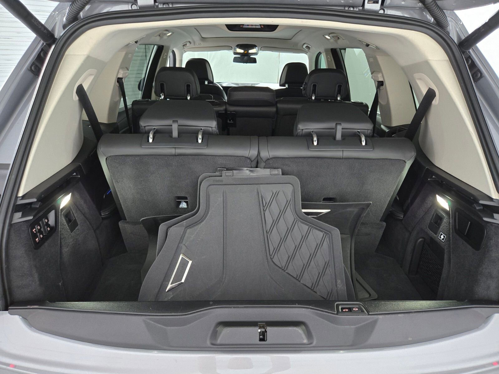 Used 2024 BMW X7 xDrive40i w/ Parking Assistance Package image 16