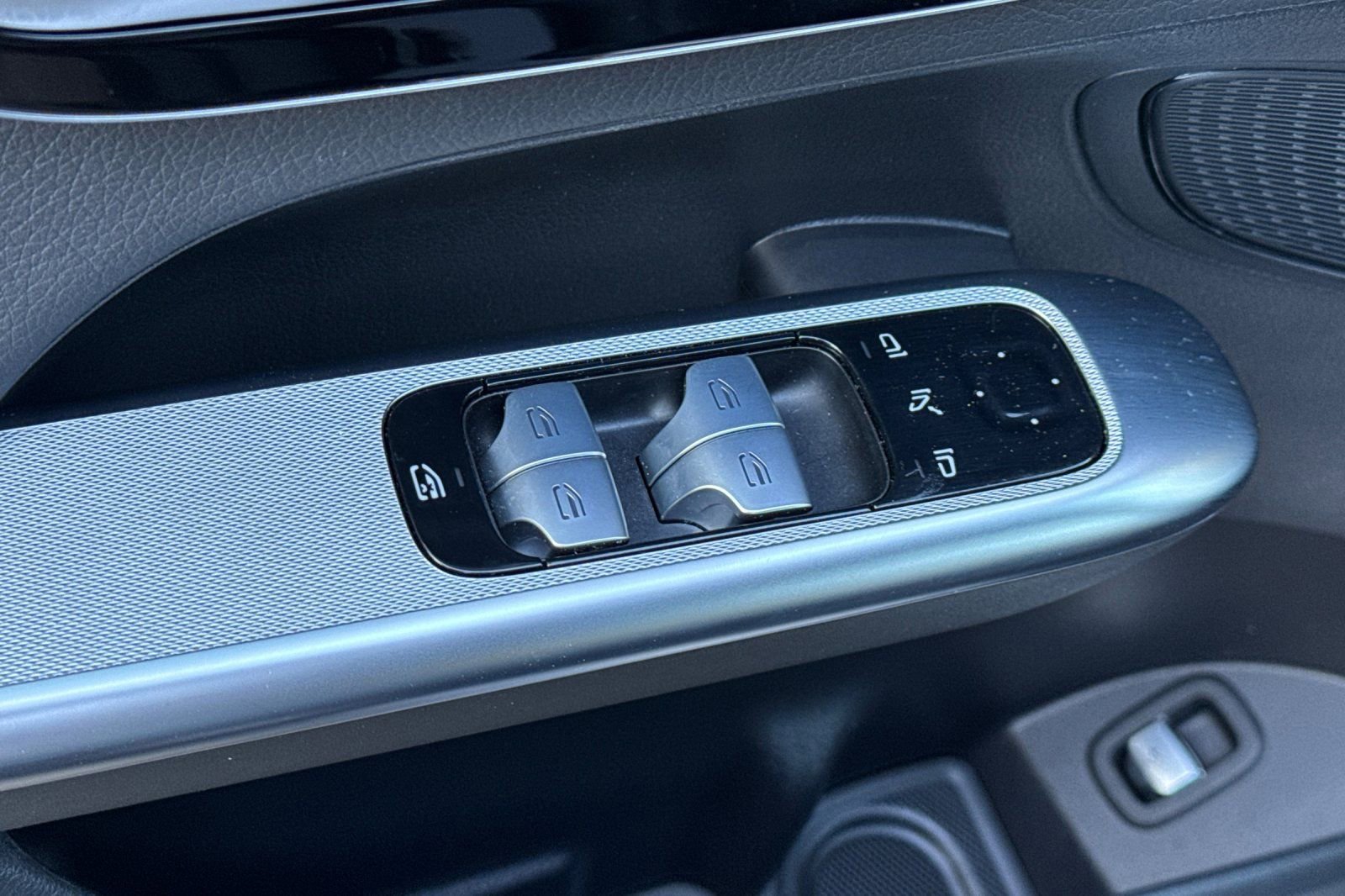 Certified 2025 Mercedes-Benz GLC 300 image 25