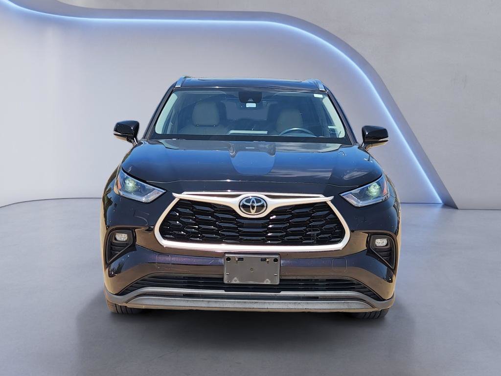 Used 2021 Toyota Highlander XLE FWD image 2