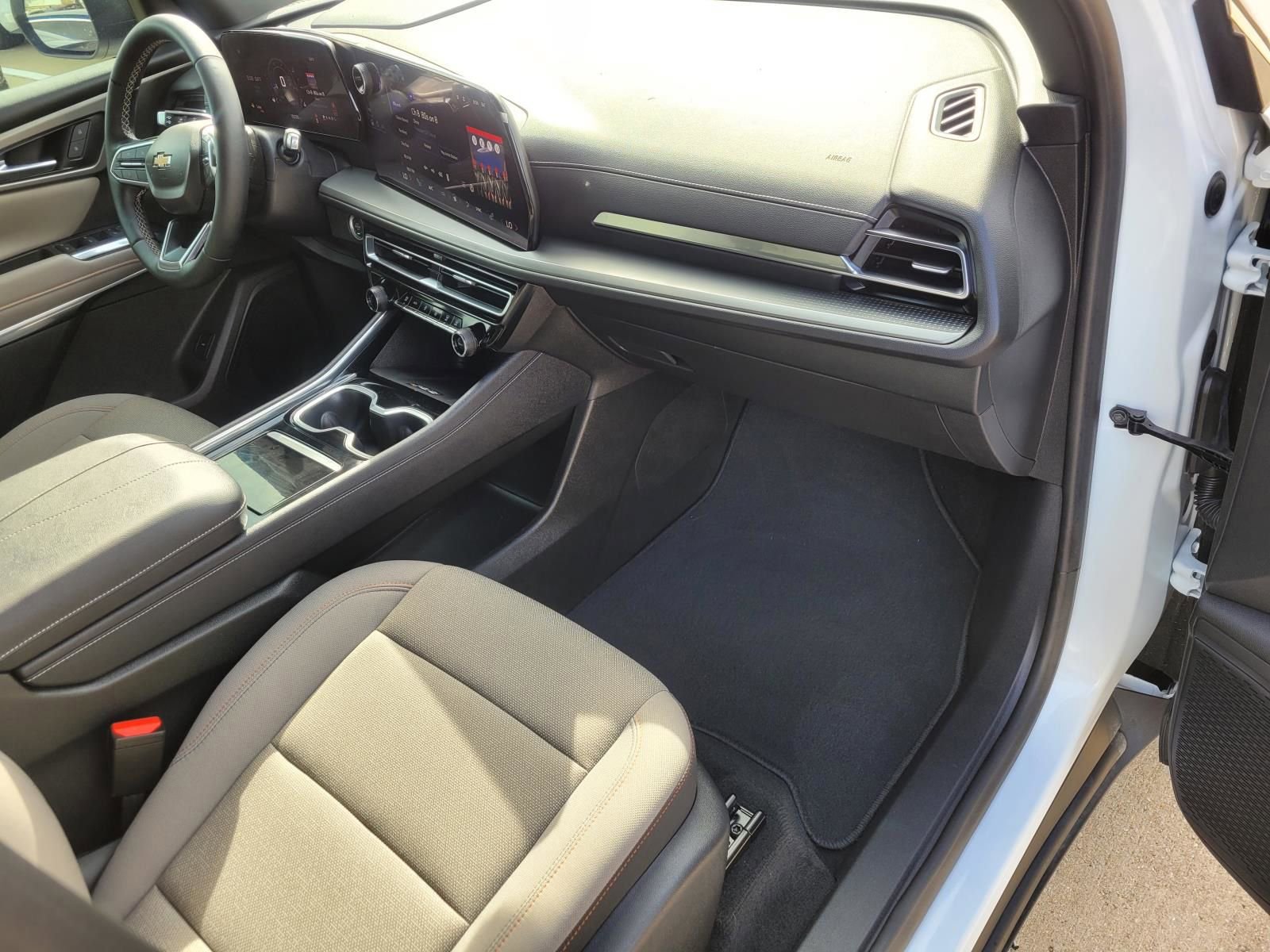 Used 2024 Chevrolet Traverse LT image 9