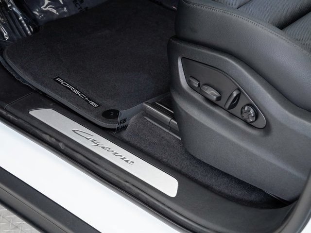 Certified 2025 Porsche Cayenne AWD/4WD image 12