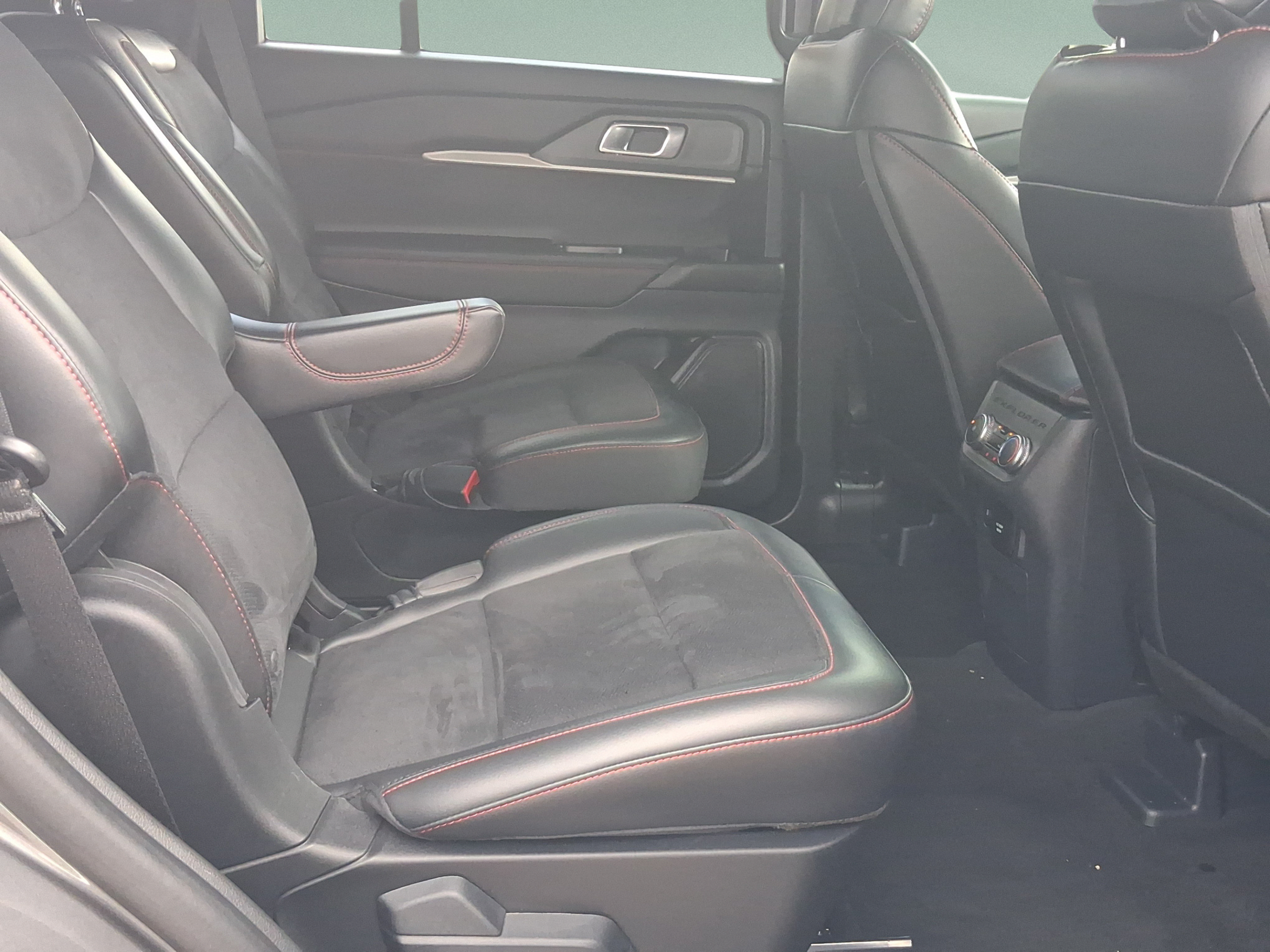 Used 2025 Ford Explorer ST AWD/4WD image 29
