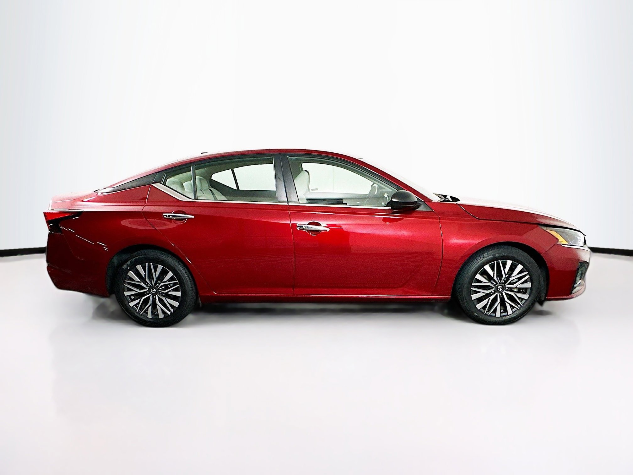 Used 2024 Nissan Altima 2.5 SV image 10