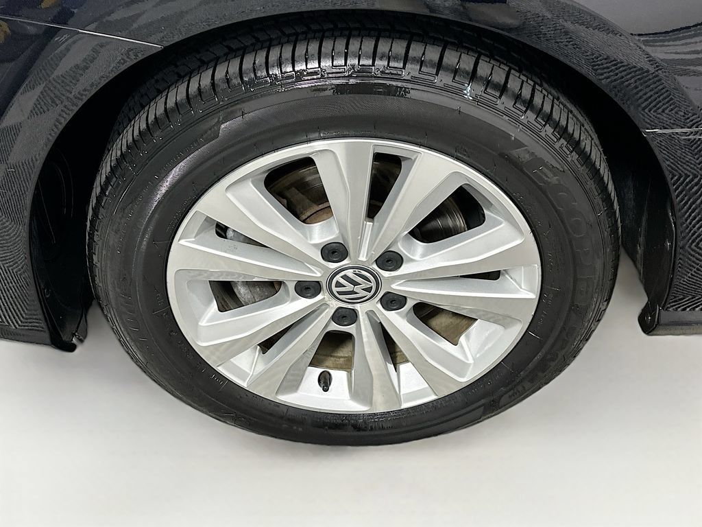 Used 2020 Volkswagen Golf 4-Door FWD image 24