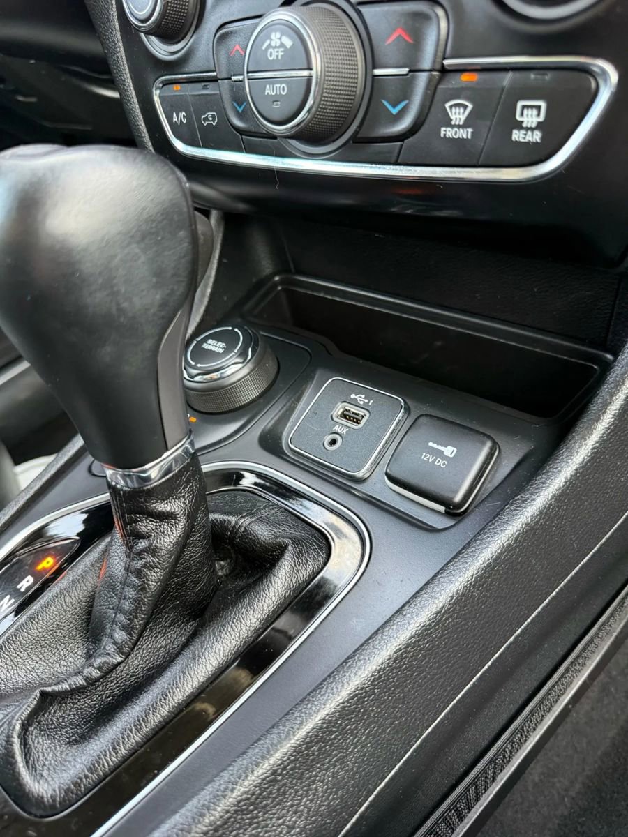 Used 2019 Jeep Cherokee Limited AWD/4WD image 34