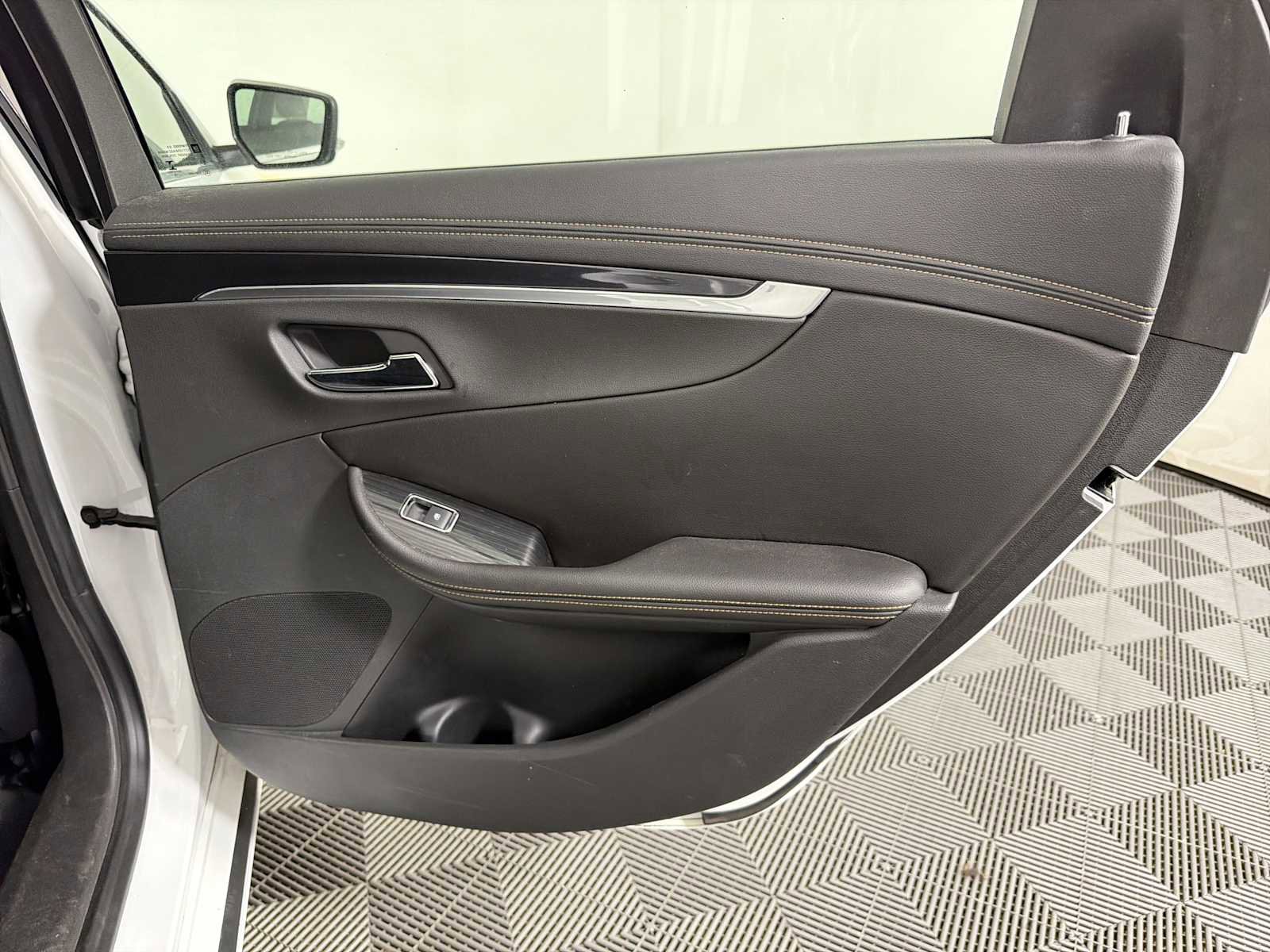 Used 2019 Chevrolet Impala LT FWD image 14