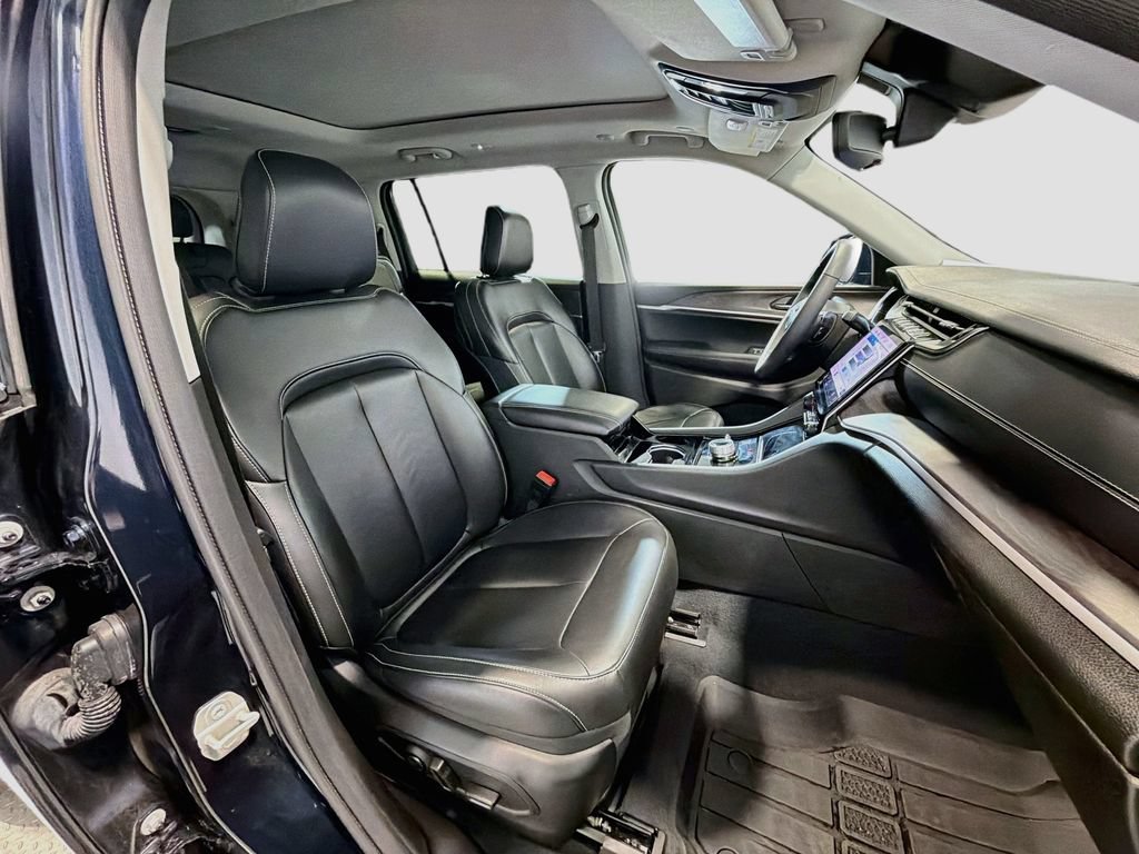 Used 2023 Jeep Grand Cherokee L Limited AWD/4WD image 32