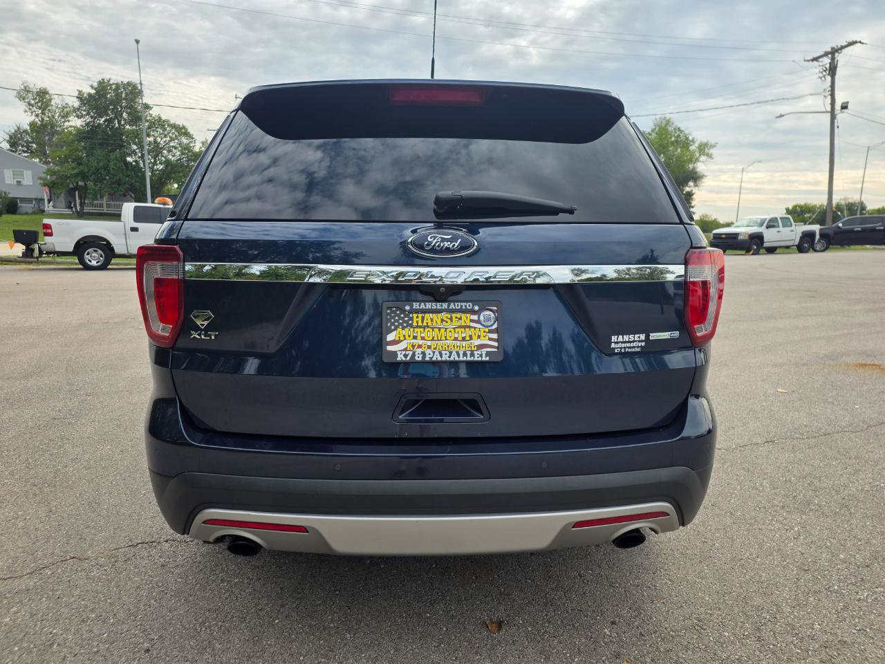 Used 2017 Ford Explorer XLT w/ Equipment Group 202A AWD/4WD image 8