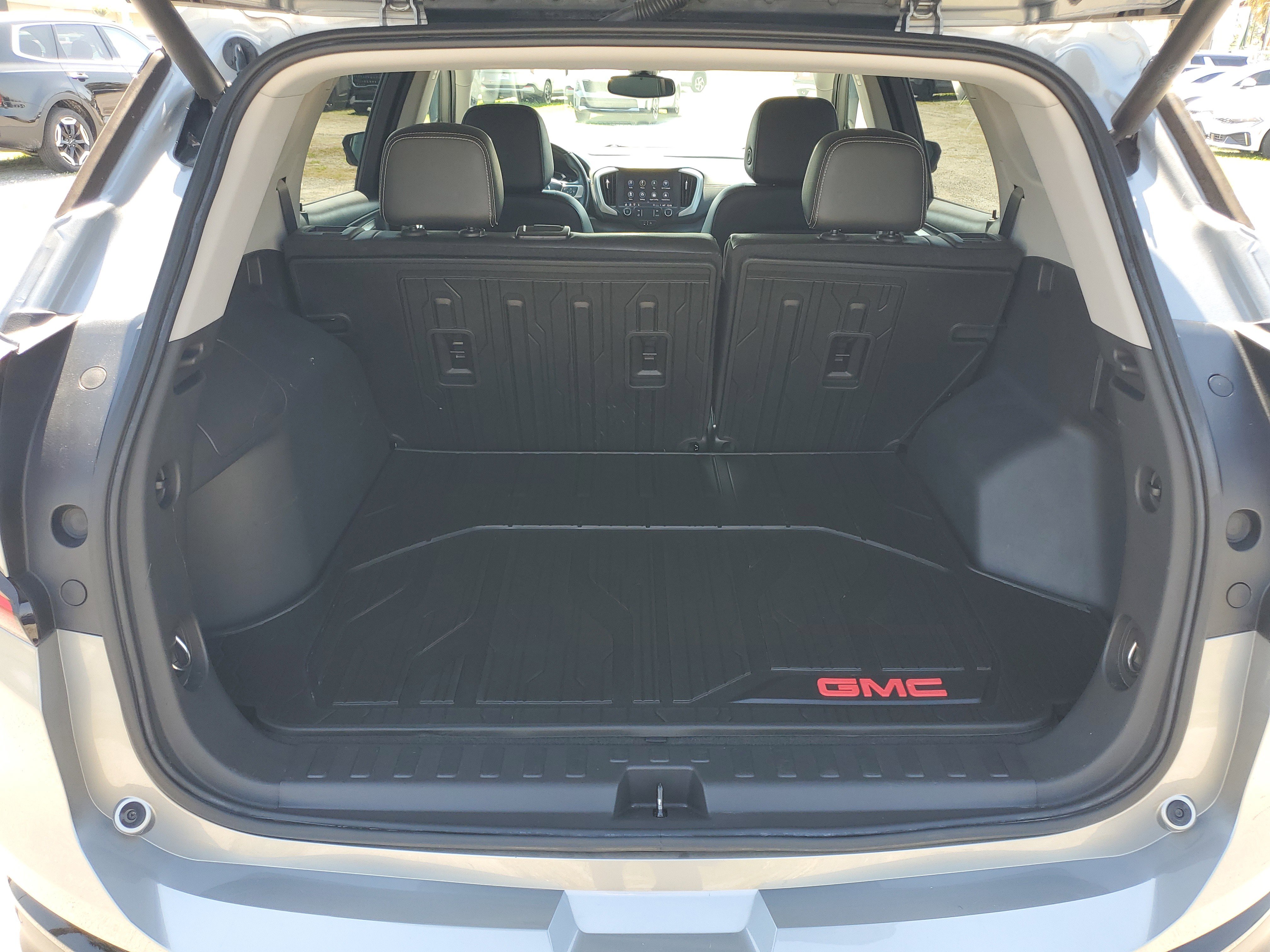 Used 2023 GMC Terrain SLT w/ Infotainment Package II FWD image 8