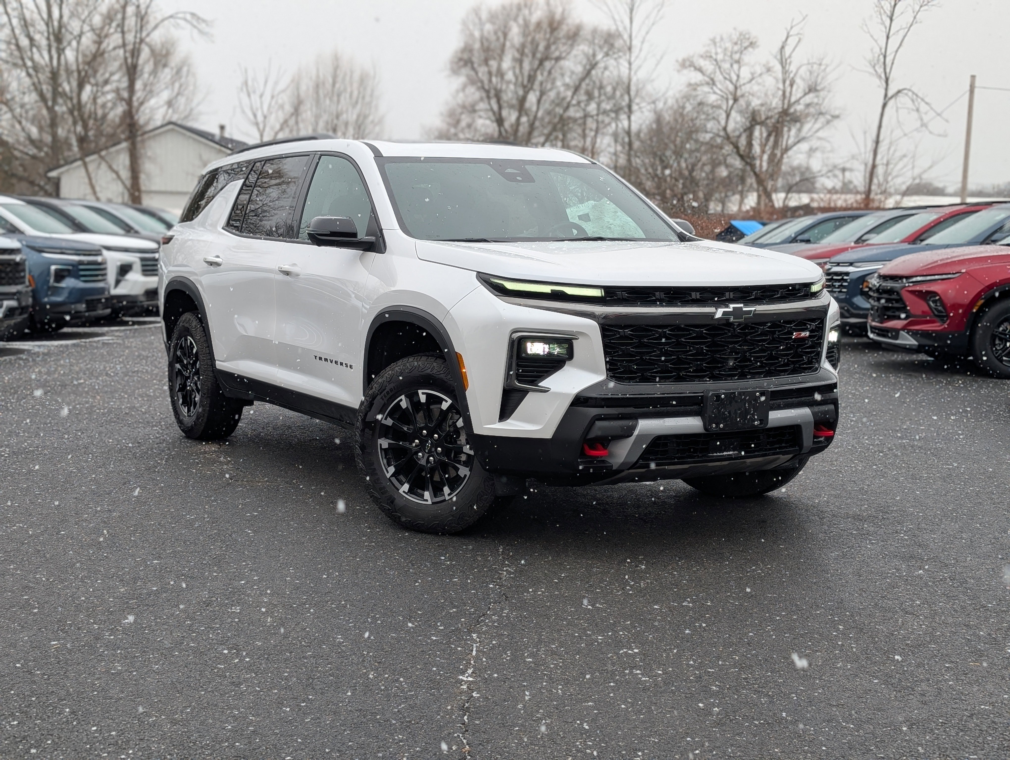 Used 2025 Chevrolet Traverse Z71 image 1