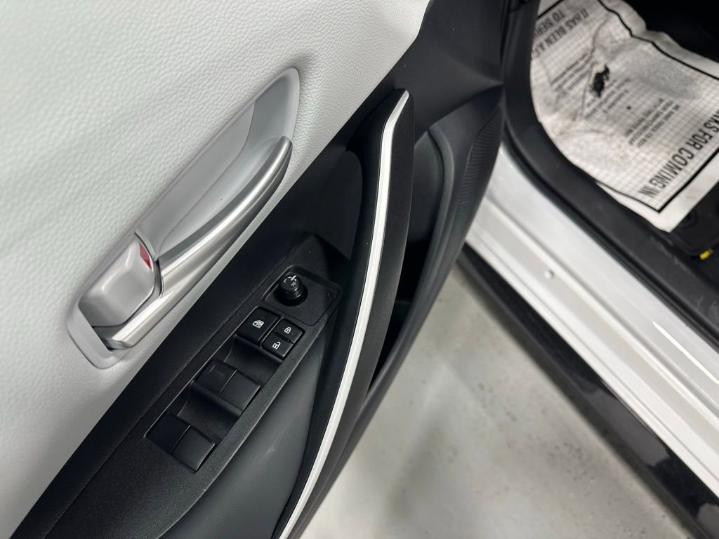 Used 2025 Toyota Corolla SE w/ SE Premium Package image 9