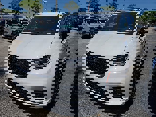 New 2024 Chrysler Pacifica Limited w/ S Appearance Package image 2