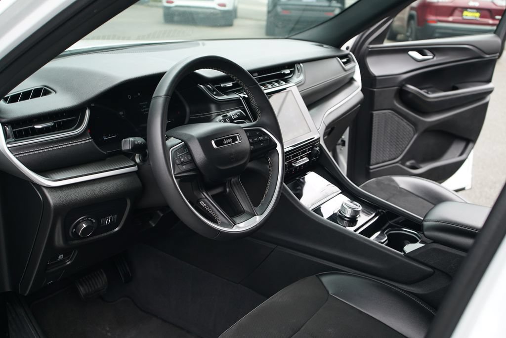 Used 2023 Jeep Grand Cherokee L Laredo AWD/4WD image 19