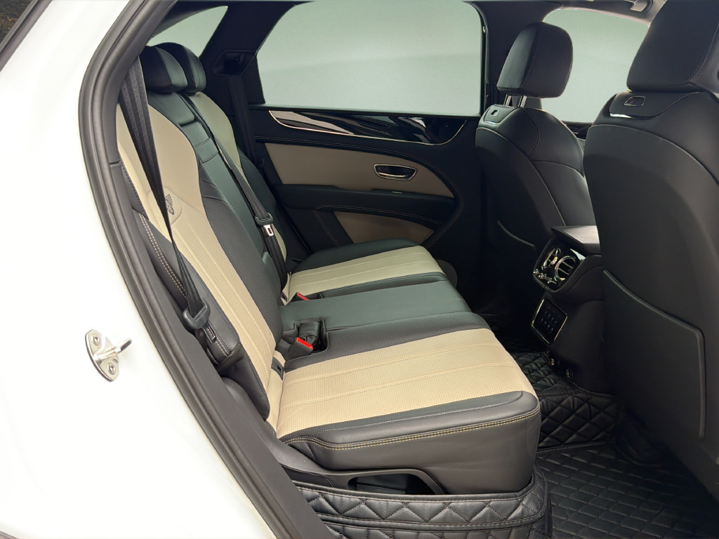 Used 2022 Bentley Bentayga AWD/4WD image 19