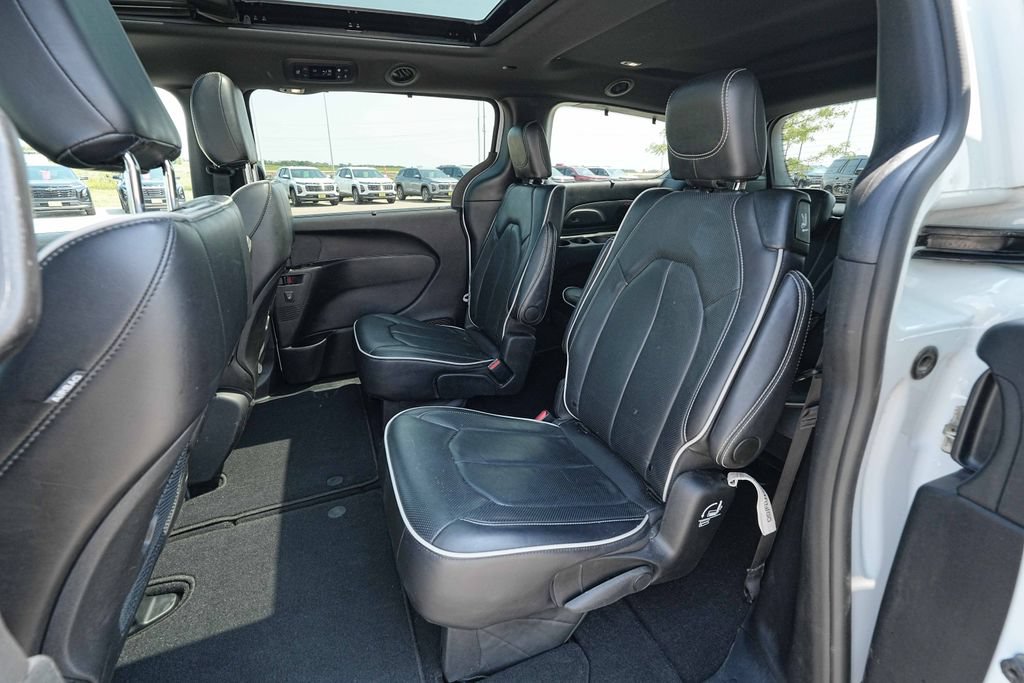 Used 2025 Chrysler Pacifica Limited FWD image 19