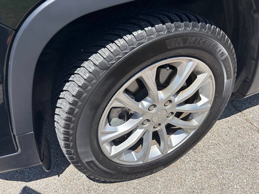 Used 2019 Jeep Cherokee Latitude w/ Popular Appearance Group FWD image 9