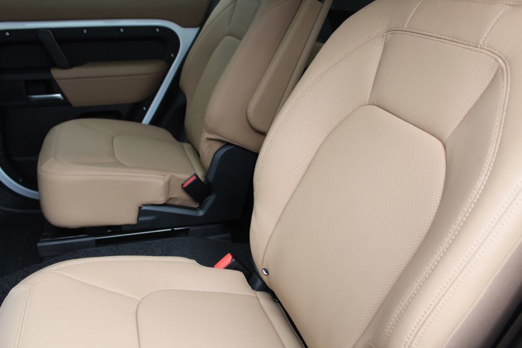 New 2026 Land Rover Defender 130 X-Dynamic SE image 4