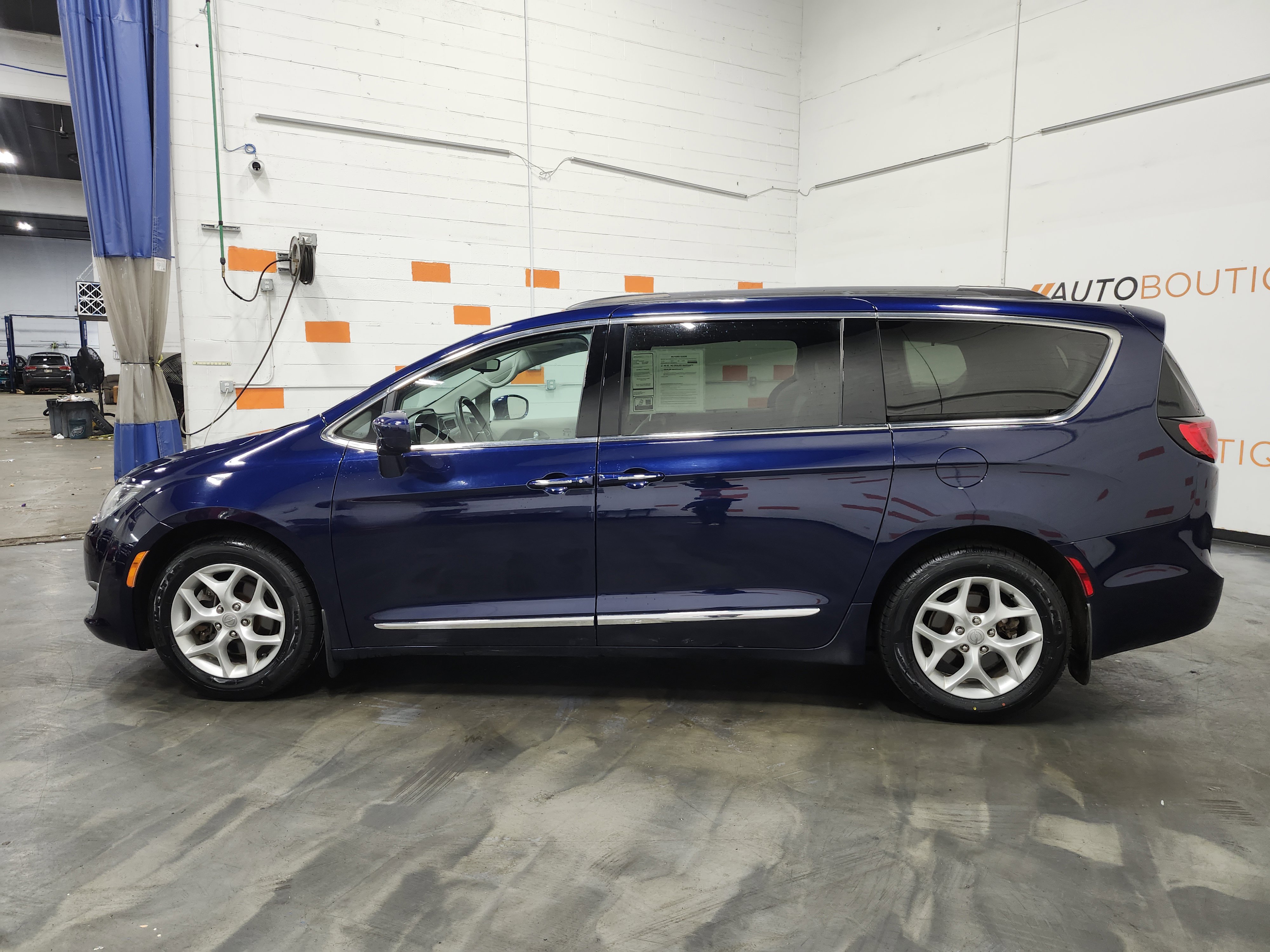 Used 2017 Chrysler Pacifica Touring-L w/ Tire & Wheel Group image 14