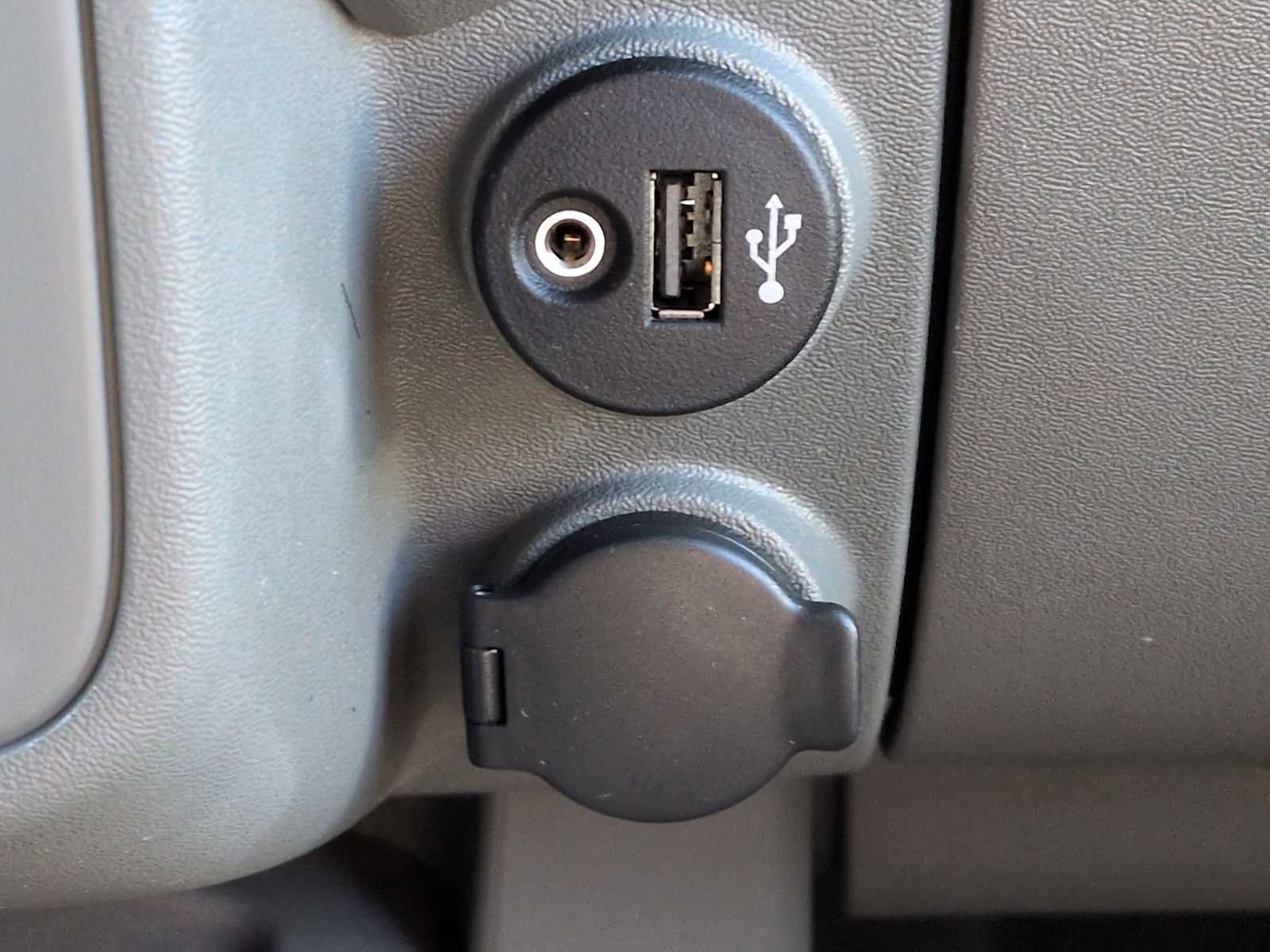 Used 2021 Nissan Frontier SV w/ Midnight Edition Floor Mats image 31