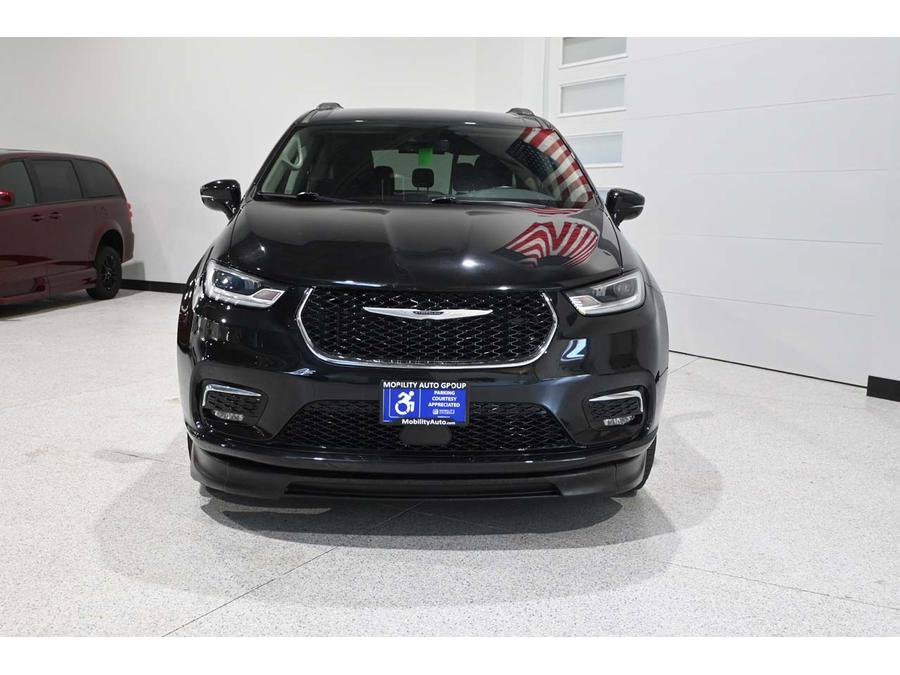 Used 2021 Chrysler Pacifica Touring w/ Cold Weather Group FWD image 4