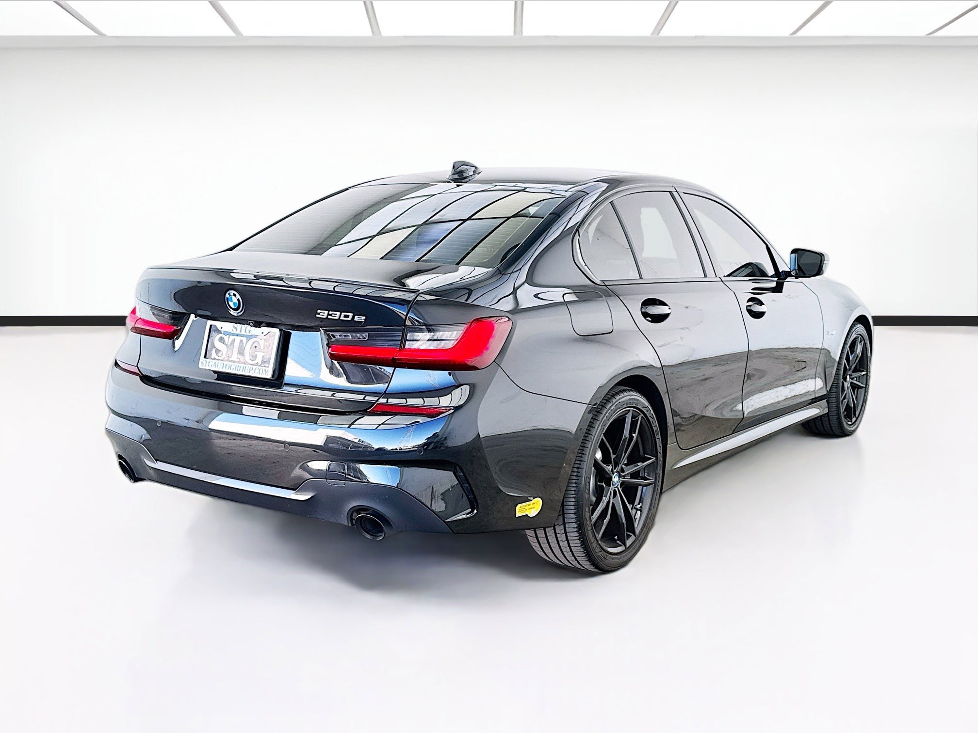 Used 2022 BMW 330e w/ M Sport Package RWD image 4