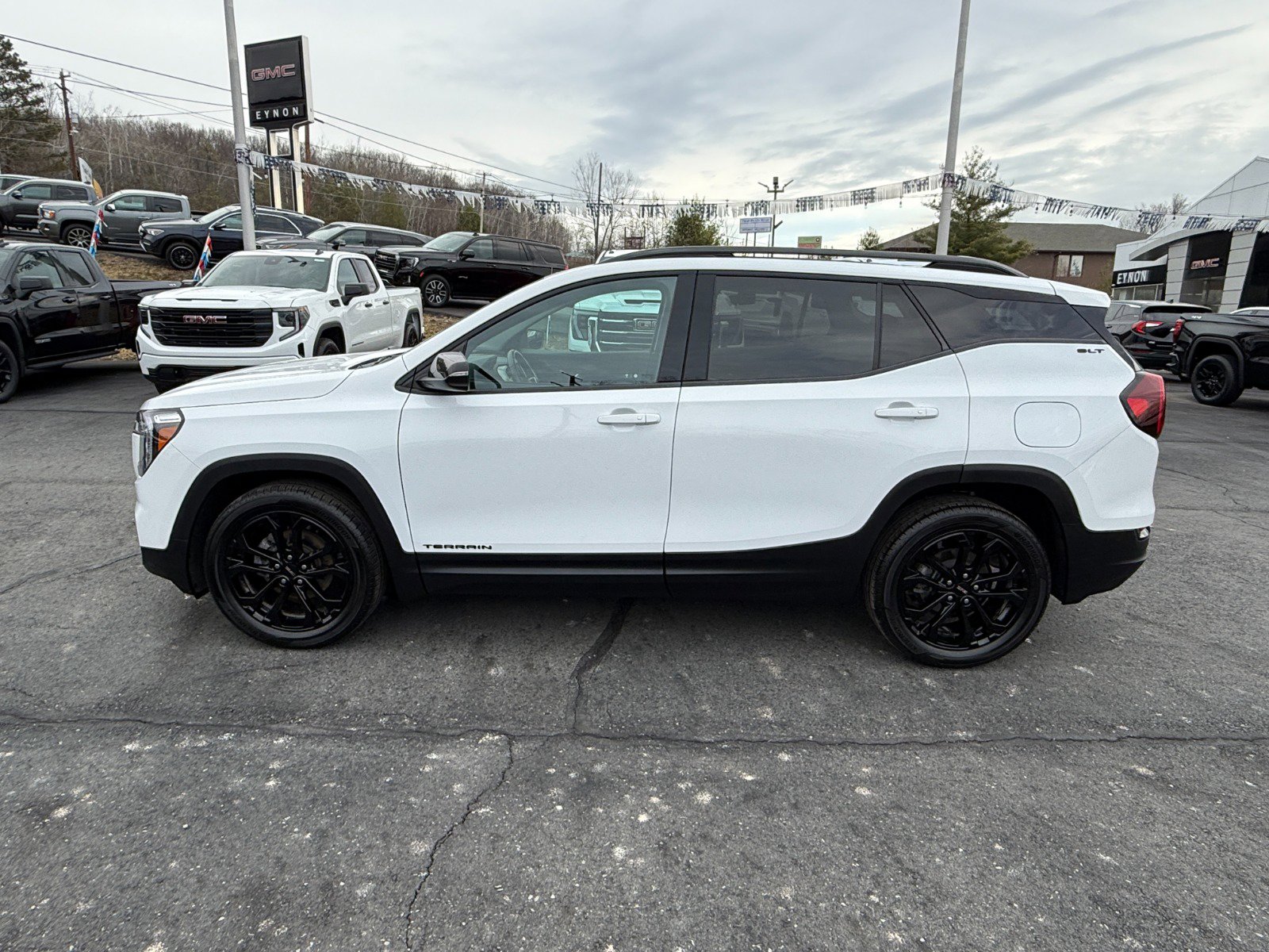 Used 2022 GMC Terrain SLT w/ Elevation Edition image 2