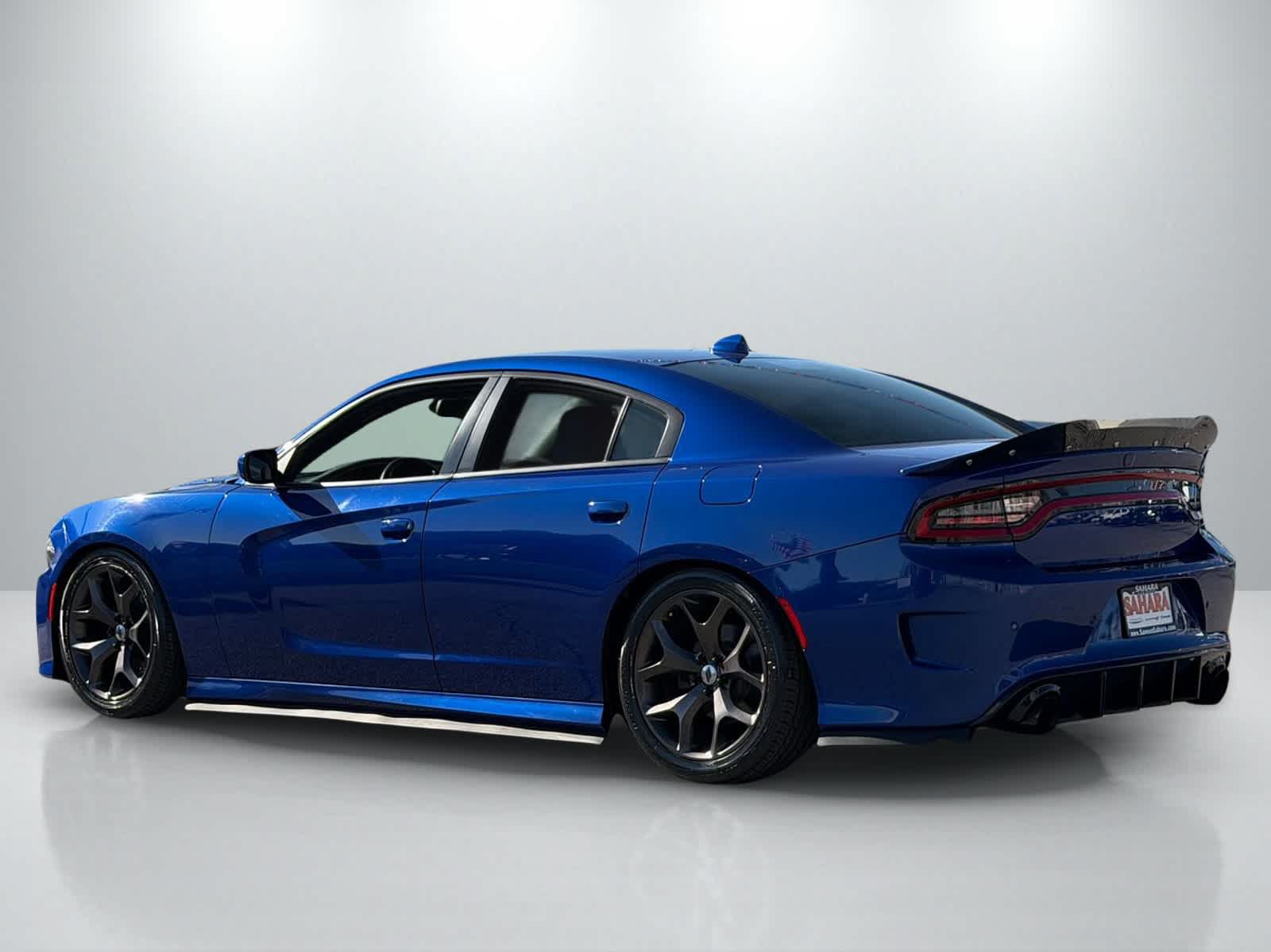 Used 2019 Dodge Charger SXT RWD image 4