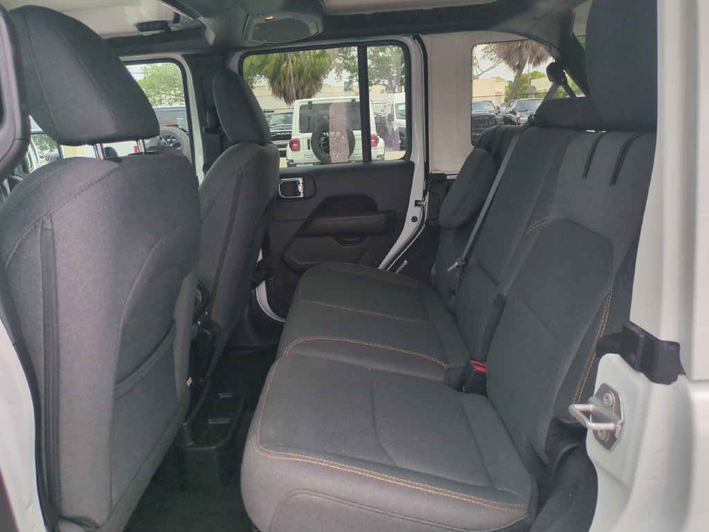 Used 2025 Jeep Wrangler Unlimited Sahara AWD/4WD image 15