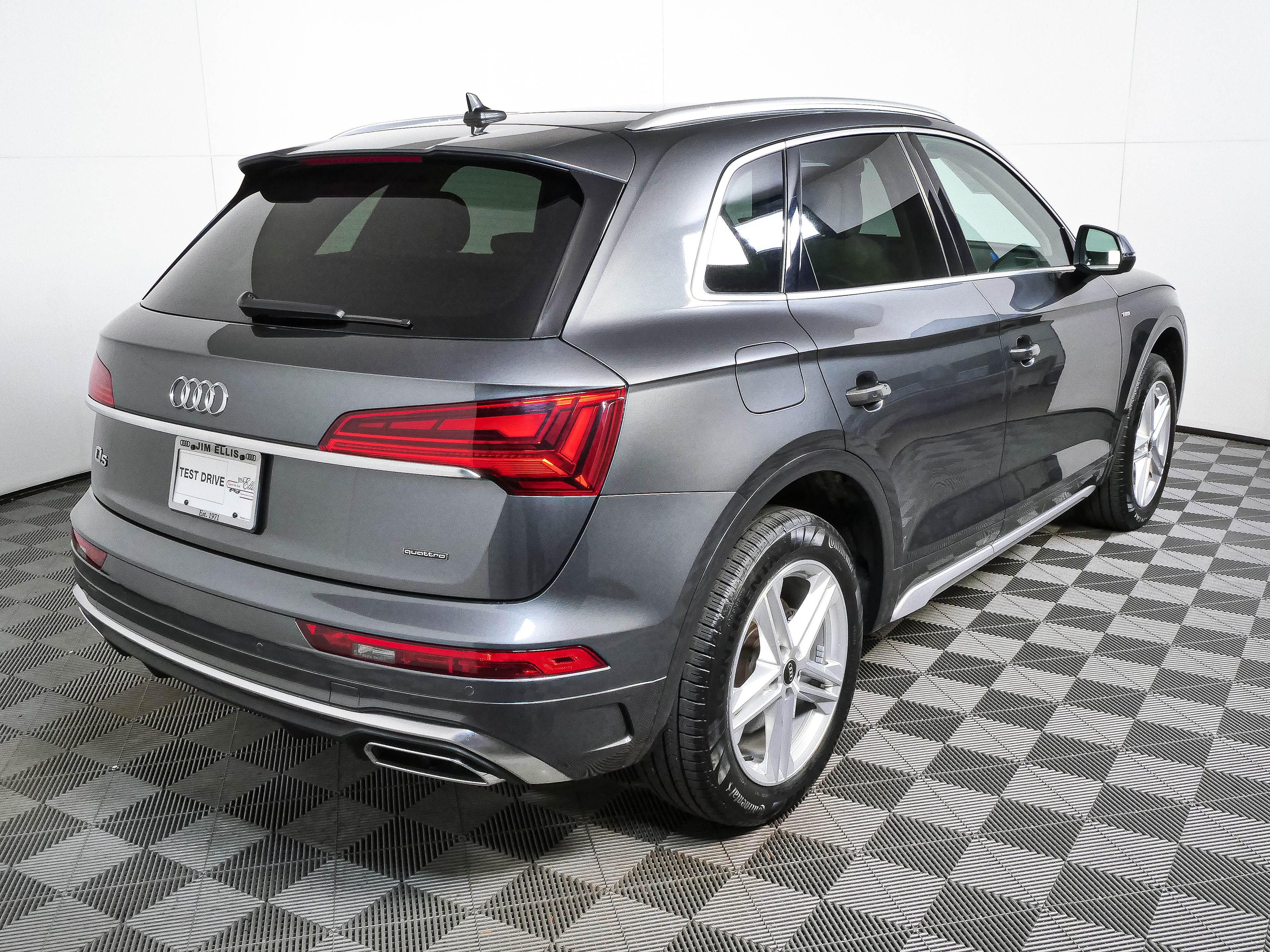 Used 2023 Audi Q5 e Premium Plus w/ Premium Plus Package AWD/4WD image 3