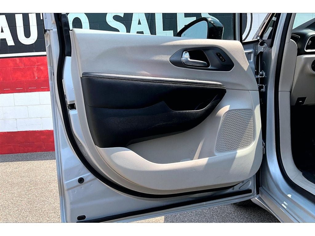 Used 2024 Chrysler Pacifica Touring-L FWD image 18