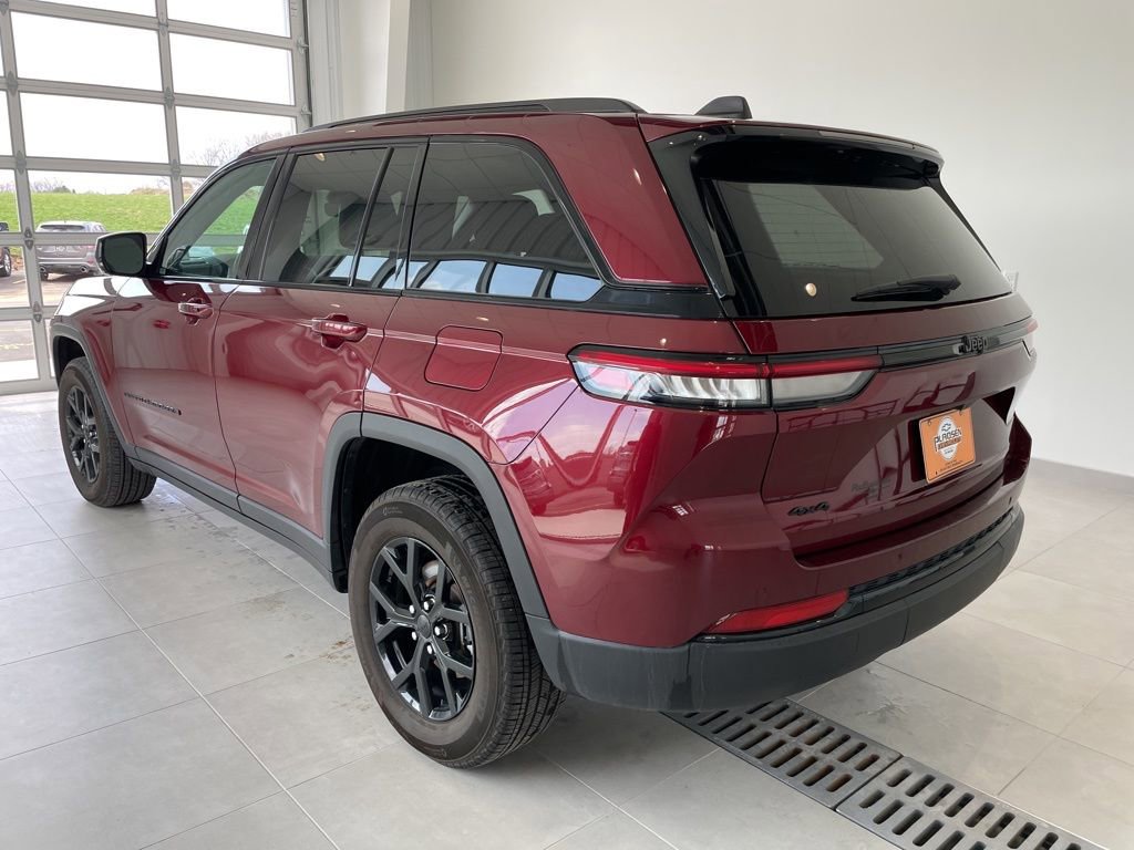 Used 2025 Jeep Grand Cherokee Altitude AWD/4WD image 2