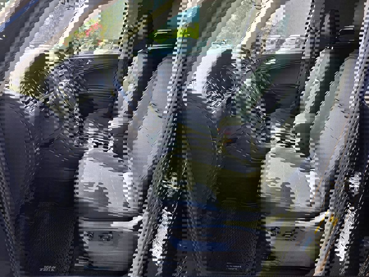 Used 2020 Volkswagen Tiguan SE w/ Panoramic Sunroof Package image 16