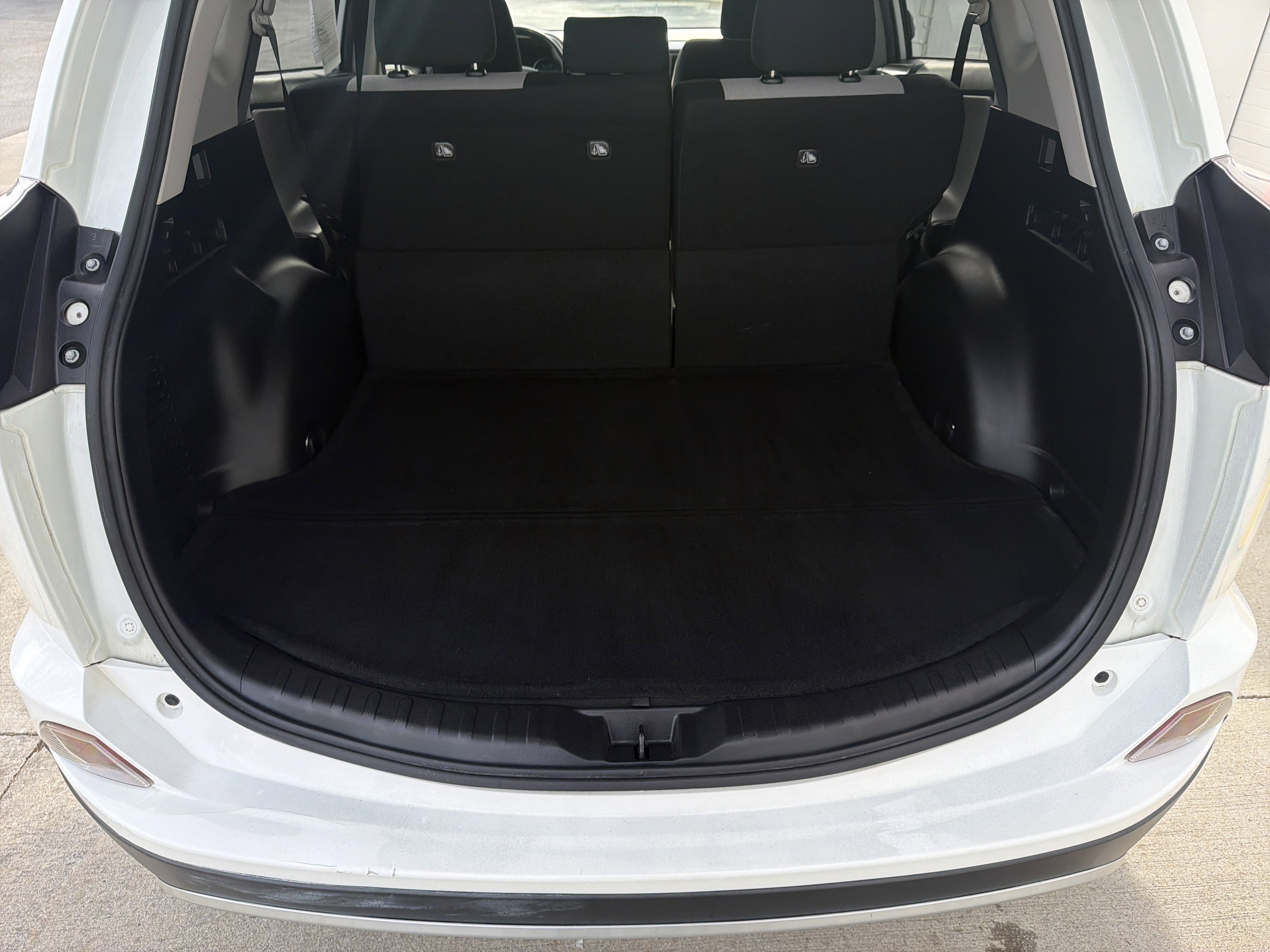 Used 2018 Toyota RAV4 XLE image 30