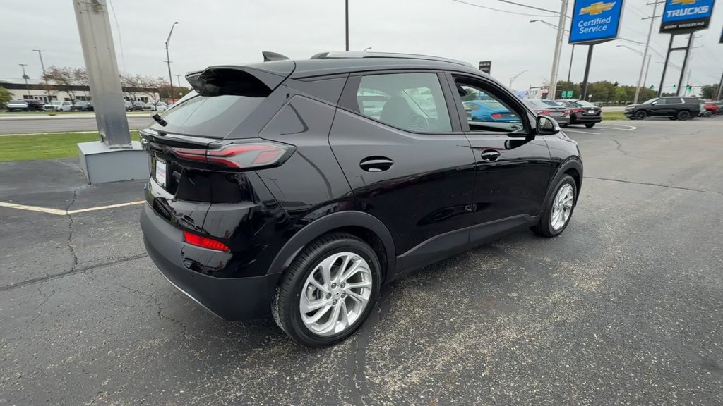 Used 2022 Chevrolet Bolt EUV LT w/ Comfort Package FWD image 8