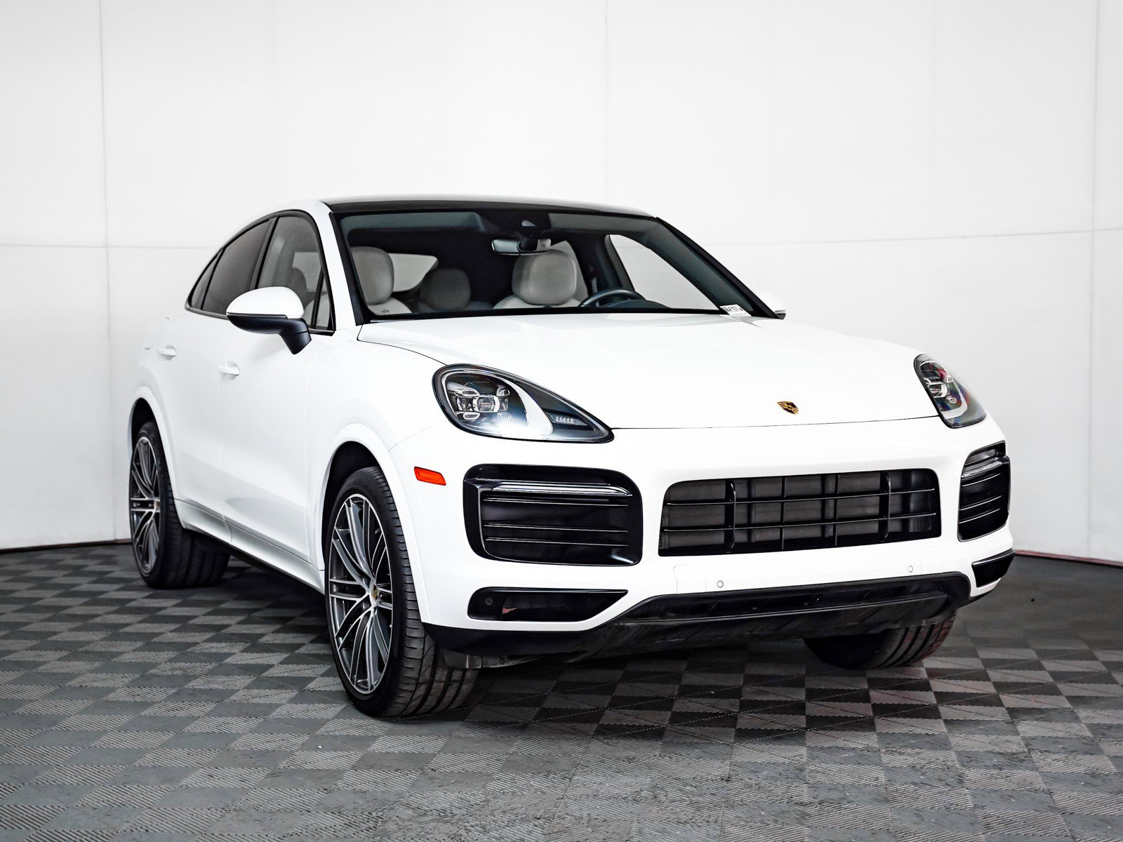 Used 2023 Porsche Cayenne Platinum Edition image 8