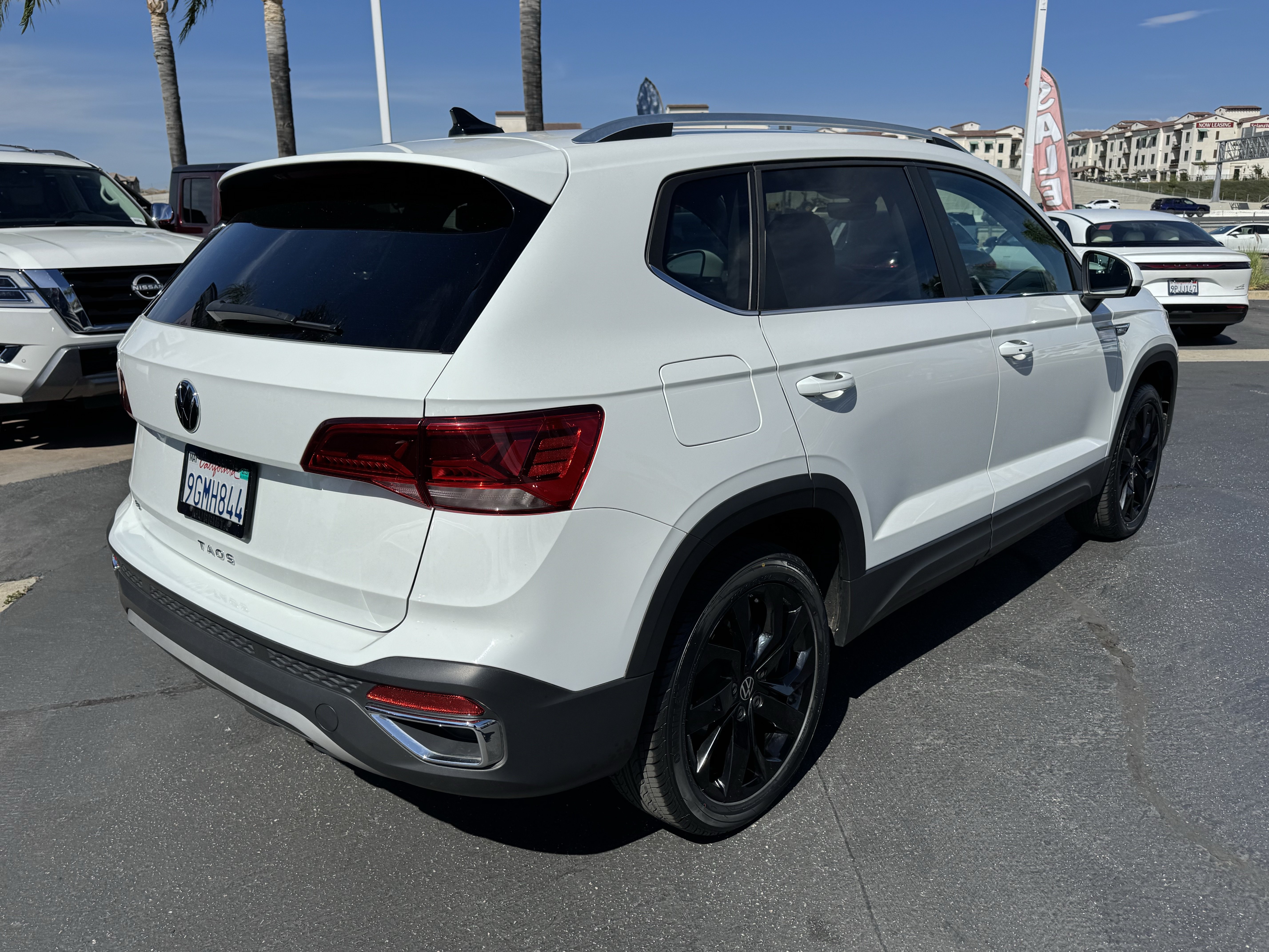 Used 2023 Volkswagen Taos SE w/ Panoramic Sunroof Package FWD image 8