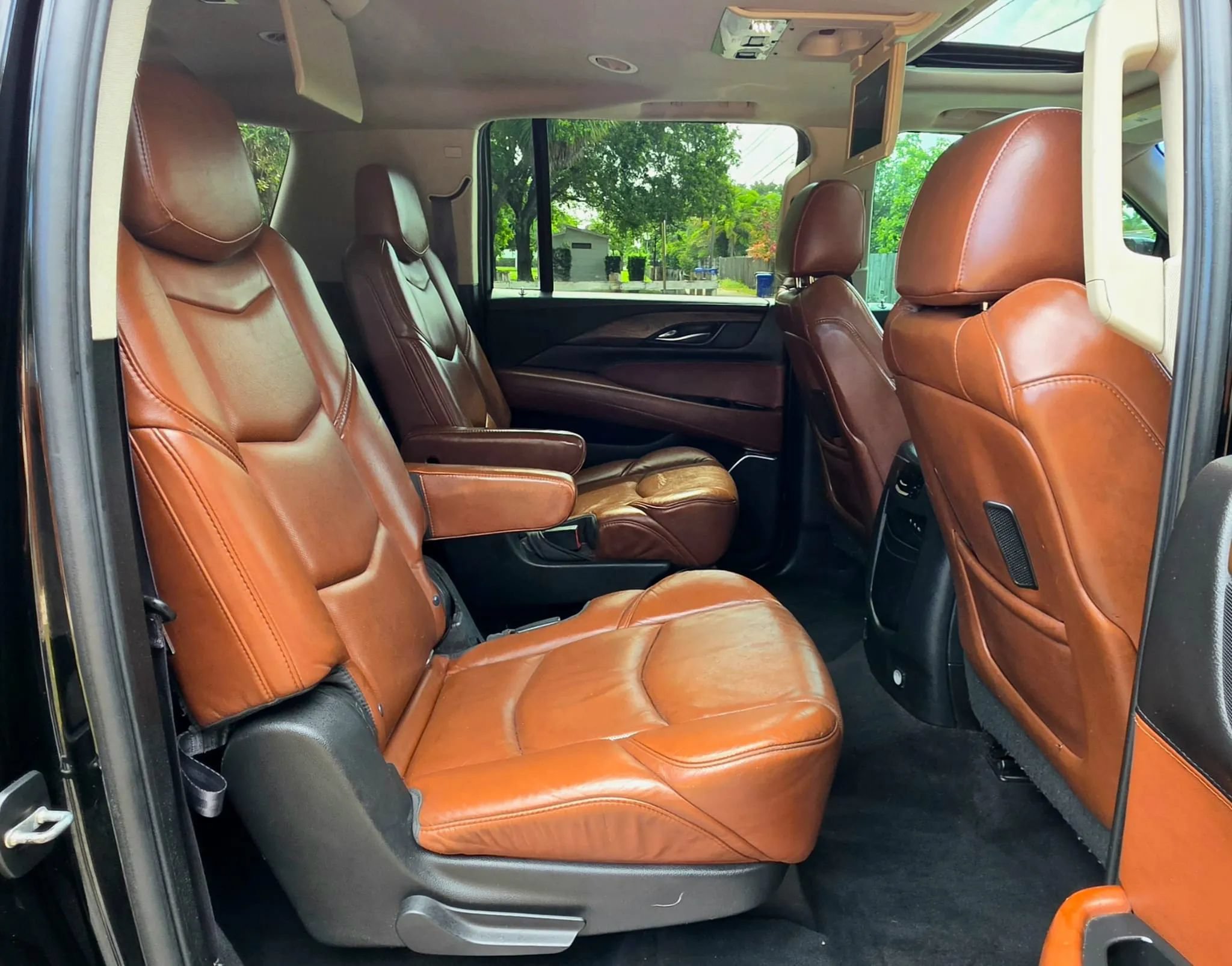 Used 2017 Cadillac Escalade ESV Luxury AWD/4WD image 8